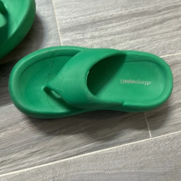 Jeffrey CampbellWomen's Green Chillaxin Platform Thong
Sandal 6 preowned - Picture 12 of 14